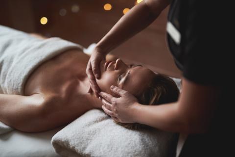 Facial massage with gentle movements and manual techniques, for relaxation, well-being and skin care